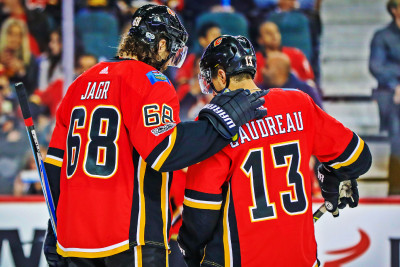 Oct 13, 2017; Calgary, Alberta, CAN; Calgary Flames right wing Jaromir Jagr (68) and left wing Johnn