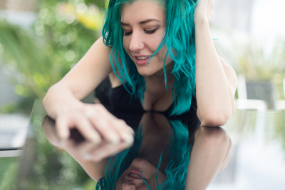 Beautiful Suicide Girl skella VIDRE 6 High resolution lossless iPhone retina image