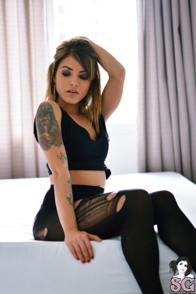 Beautiful Suicide Girl 1 thaiz THE FIRST TIME High resolution image