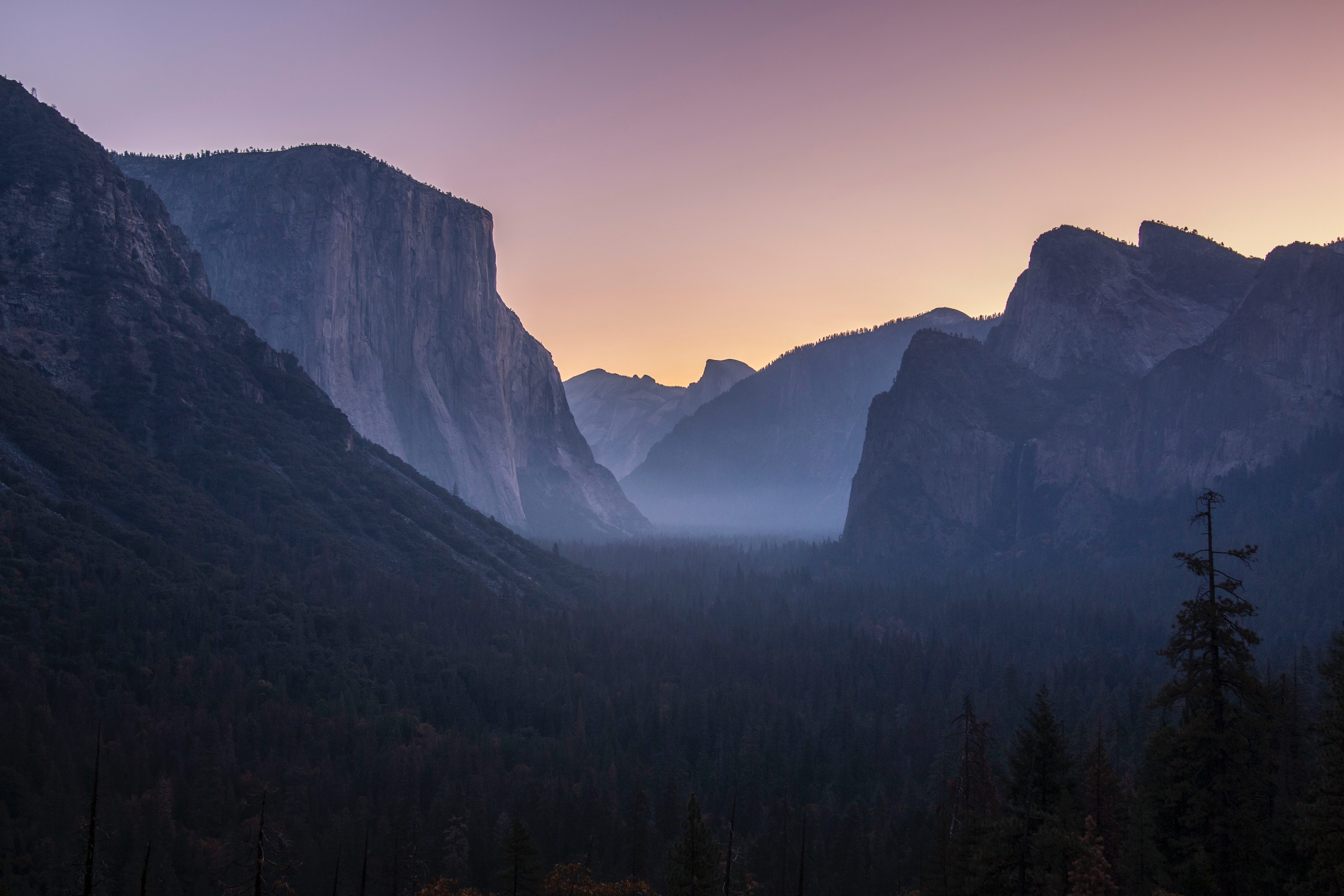 Фото os x. Национальный парк Йосемити в тумане. Йосемити 4. Обои Mac os Yosemite. Горы в тумане.