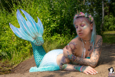 Beautiful Suicide Girl Mermio Revealing Mermaid 3 High resolution lossless iPhone Retina image
