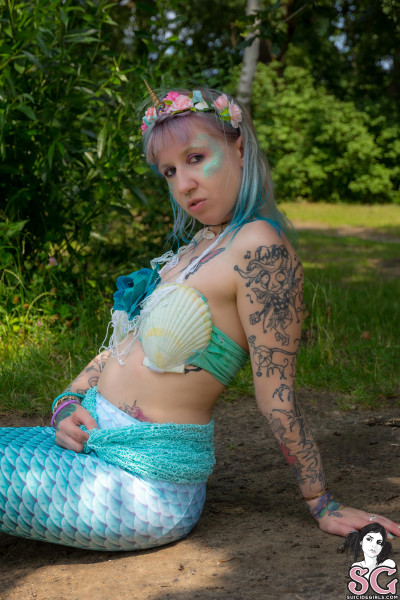 Beautiful Suicide Girl Mermio Revealing Mermaid 1 High resolution lossless iPhone Retina image