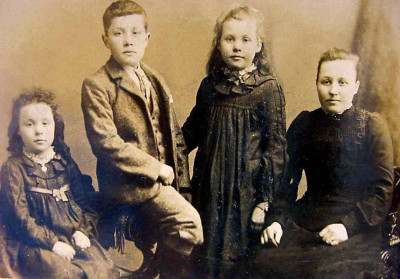 Rye Charlie Martha and their Mother c. 1900