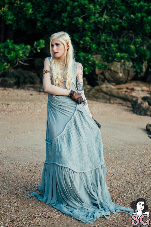 Beautiful Suicide Girl Serenna Not A Princess, A Khaleesi (1) High resolution lossless image