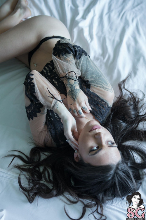 Beautiful Suicide Girl Suttin Sleeping In (14) High resolution lossless image