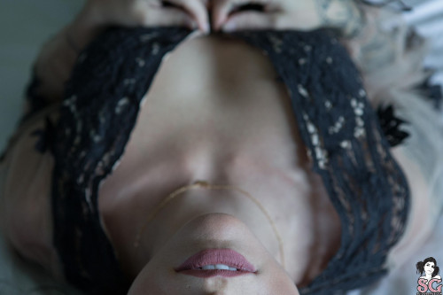 Beautiful Suicide Girl Suttin Sleeping In (20) High resolution lossless image