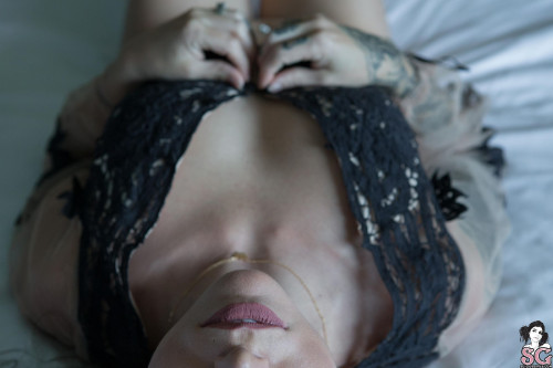 Beautiful Suicide Girl Suttin Sleeping In (21) High resolution lossless image