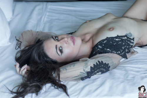 Beautiful Suicide Girl Suttin Sleeping In (26) High resolution lossless image