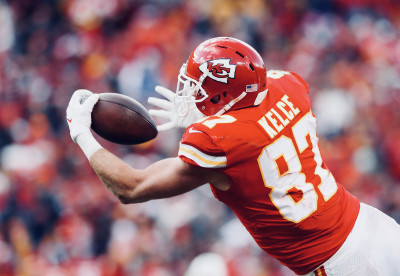 KANSAS CITY, MO - DECEMBER 24:  Tight end Travis Kelce #87 of the Kansas City Chiefs reaches out to 