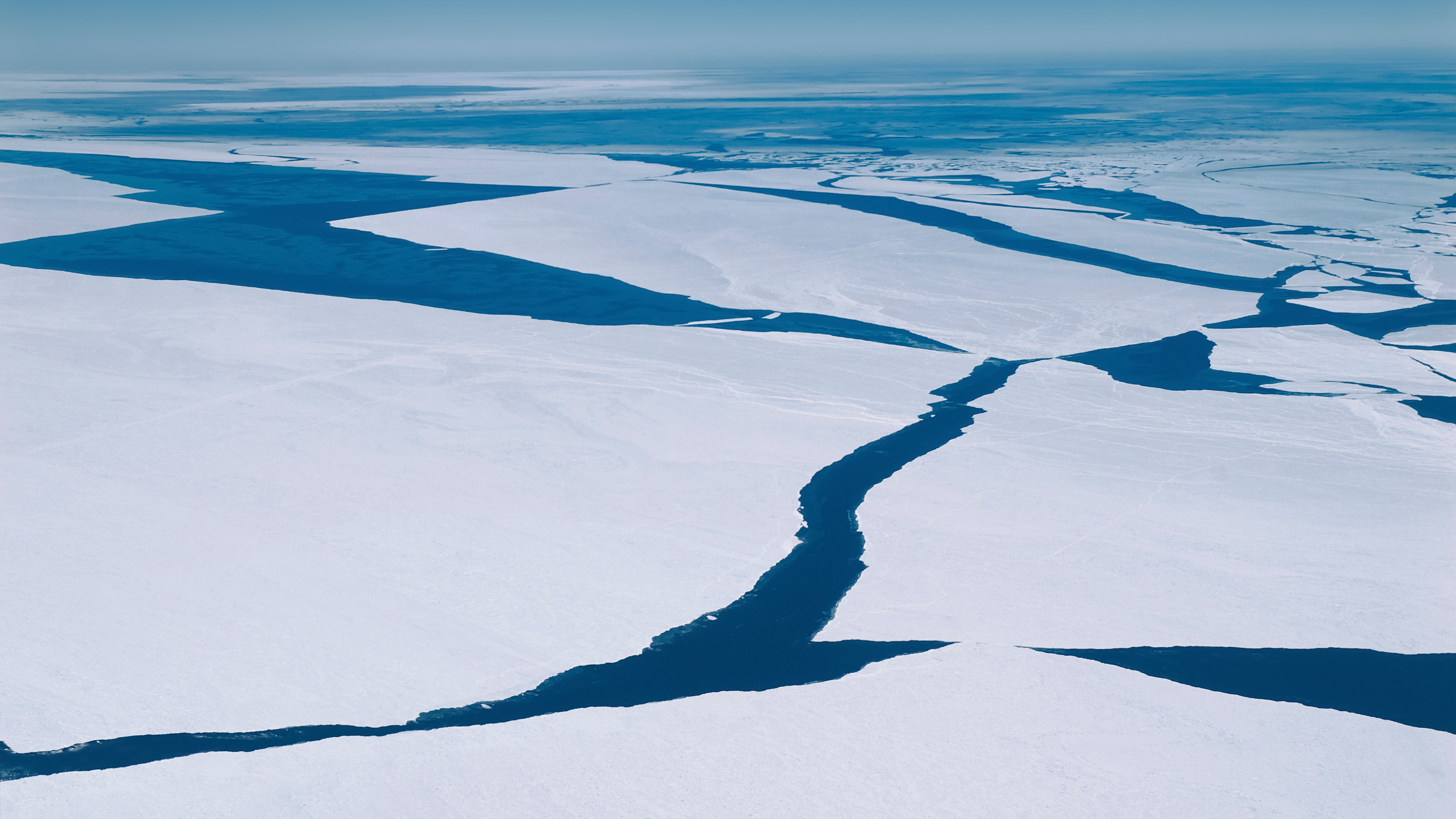 Трещины на снегу. Тундра Ледовитый океан. Ледяной Покров тундры. Льдины на реке. Ледяные просторы.