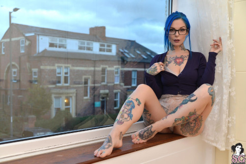 Beautiful Sexy Suicide Girl Riae Killing Time (7) High resolution retina image