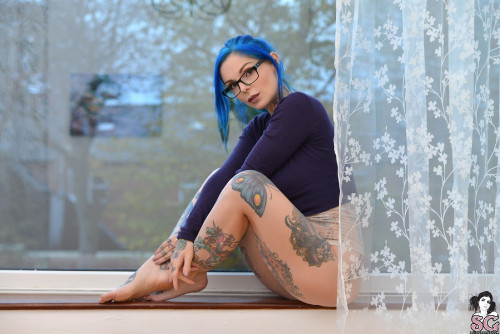 Beautiful Sexy Suicide Girl Riae Killing Time (2) High resolution retina image