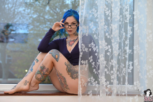Beautiful Sexy Suicide Girl Riae Killing Time (3) High resolution retina image