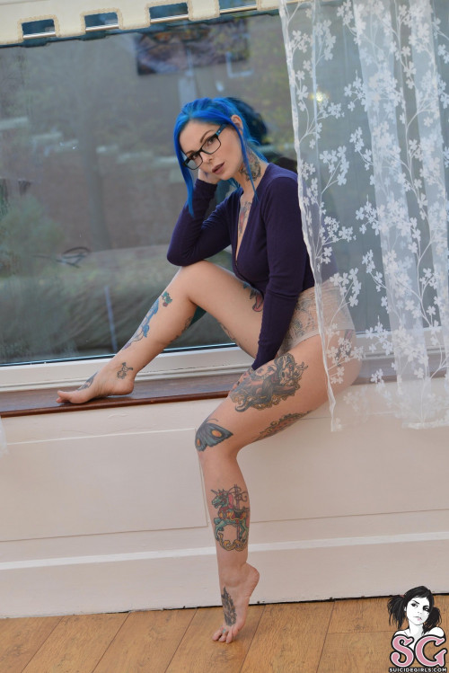 Beautiful Sexy Suicide Girl Riae Killing Time (1) High resolution retina image
