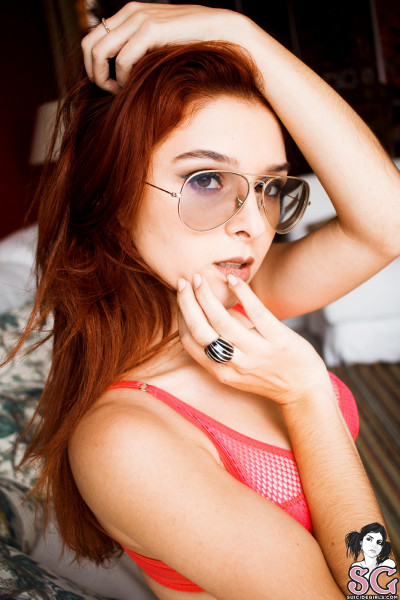 Beautiful Suicide Girl Cahpolly WE TURN RED 11 High resolution lossless retina image