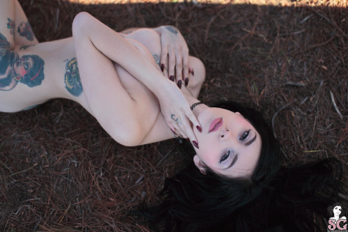 Download Beautiful Suicide Girl Coralinne Forest Nymph (22) High resolution lossless image