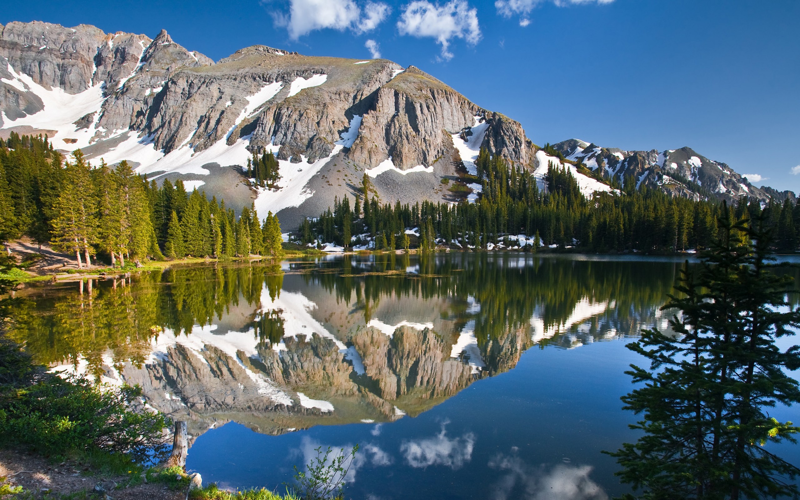 Горное озеро. Национальный парк скалистых гор Колорадо. Горы роки Маунтин в США. Роки Маунтин, штат Монтана. Скалистые горы США.