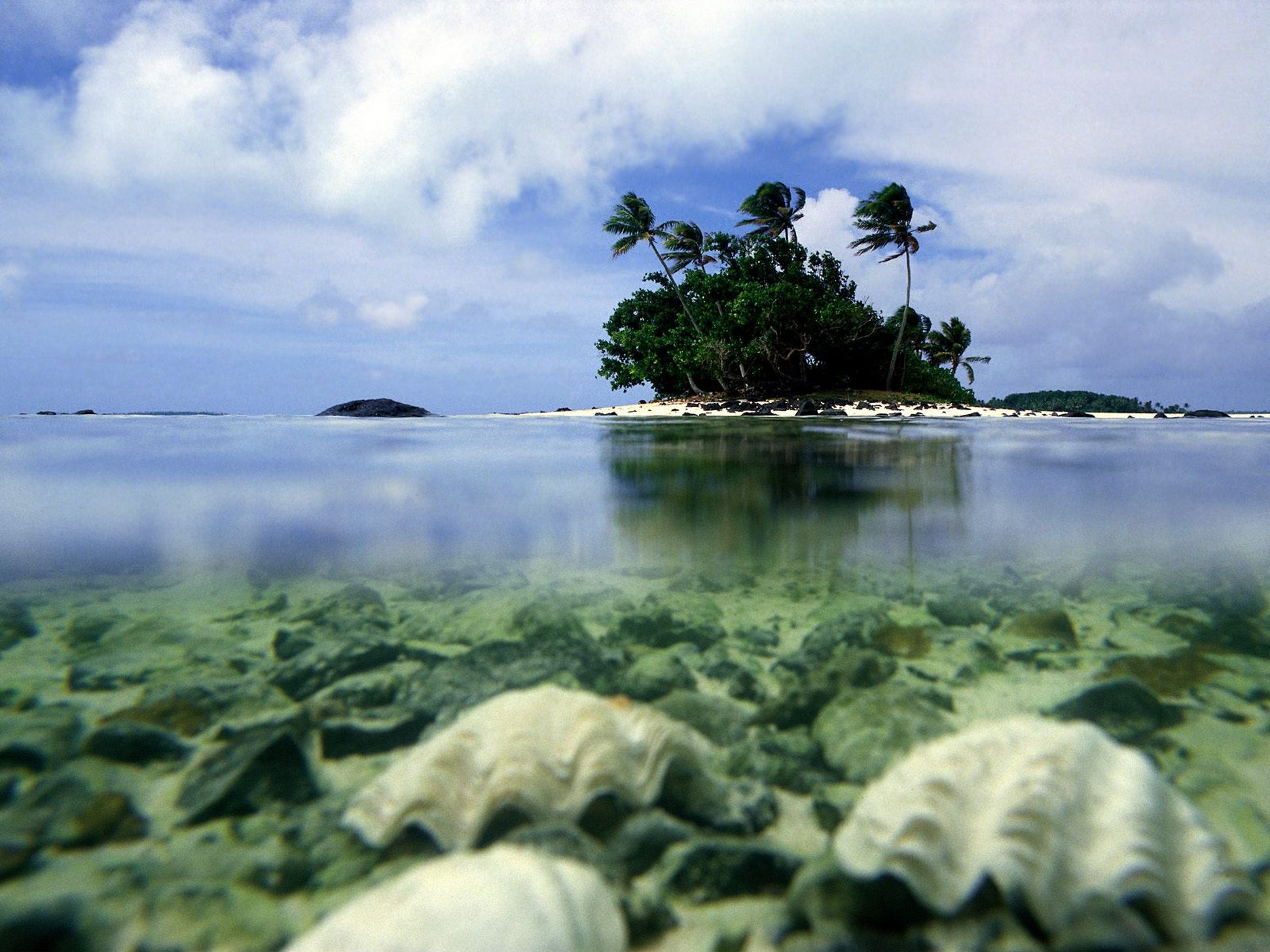 Про море остров. Уэст-Айленд кокосовые острова. Архипелаг Баунти. Аитутаки острова Кука океан. Кокосовый остров Гуам.