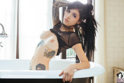 Beautiful Suicide Girl Coralinne Wet Dreams (13) High resolution lossless iPhone retina image