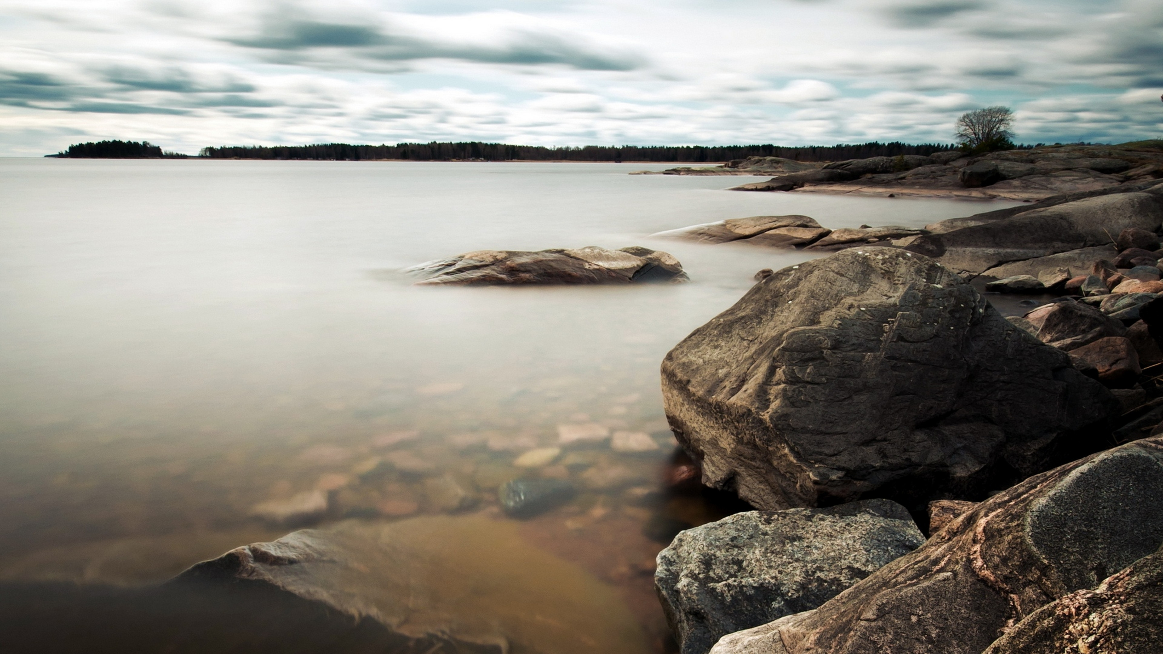 Камни на берегу озера. Камни на берегу реки. Озеро камни. Каменный берег. Каменный берег озера.