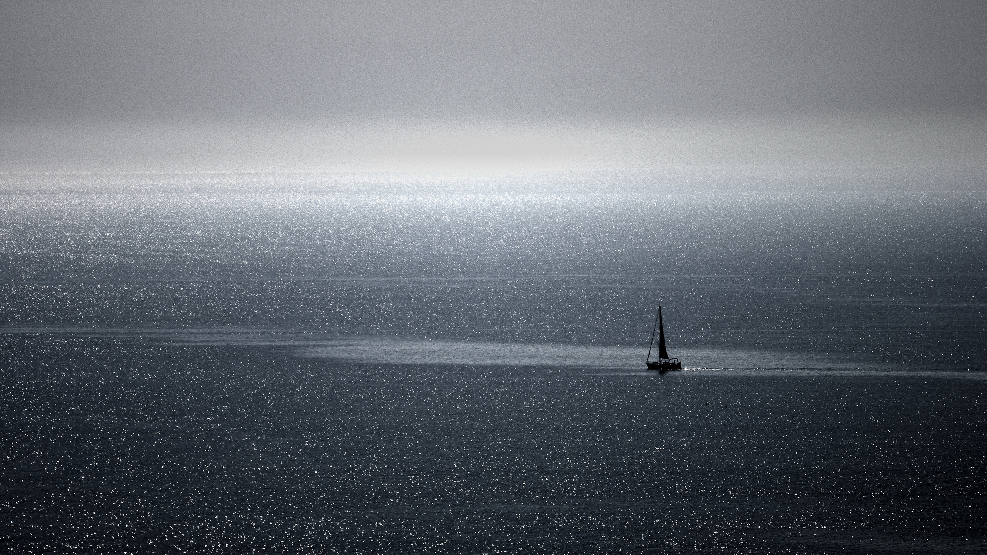 Корабль в океане одинокий. Одинокий корабль. Корабль в тумане. Одинокие корабли. Парусник в тумане.