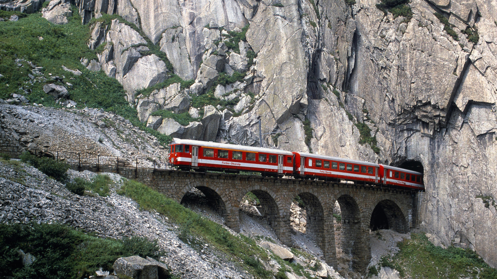 Mountain railway. Ретийская железная дорога Швейцария отвесные скалы. Горная железная дорога в Швейцарии. Пилатус Швейцария железная дорога. Швейцария Альпы поезд виадук.