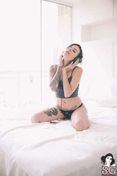 Beautiful Suicide Girl Lyn Let me be your song 3 high resolution lossless HD iPhone retina image