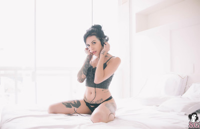 Beautiful Suicide Girl Lyn Let me be your song 0 high resolution lossless HD iPhone retina image