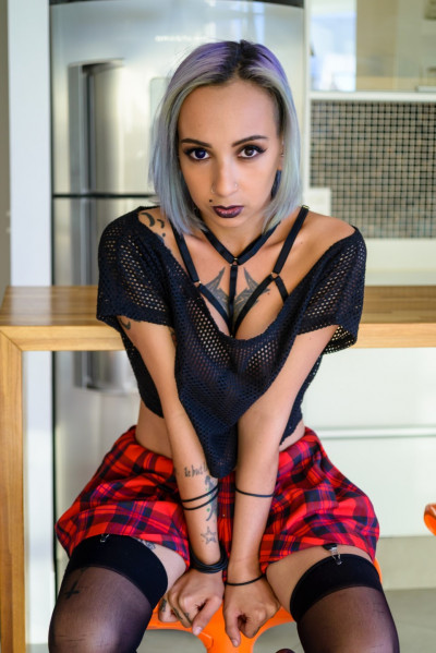Beautiful Suicide Girl Inanna trix Delicious dessert 04 High resolution lossless iPhone retina image