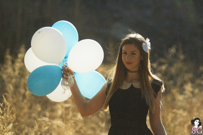 Beautiful Sexy Suicide Girl Stellacox Balloons 5 High resolution lossless iPhone Retina image