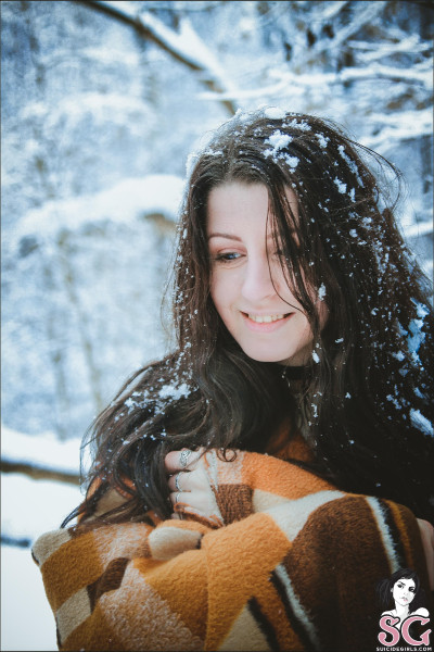 Beautiful Suicide Girl Aonbheannach And Winter Came 2 High resolution lossless iPhone retina image