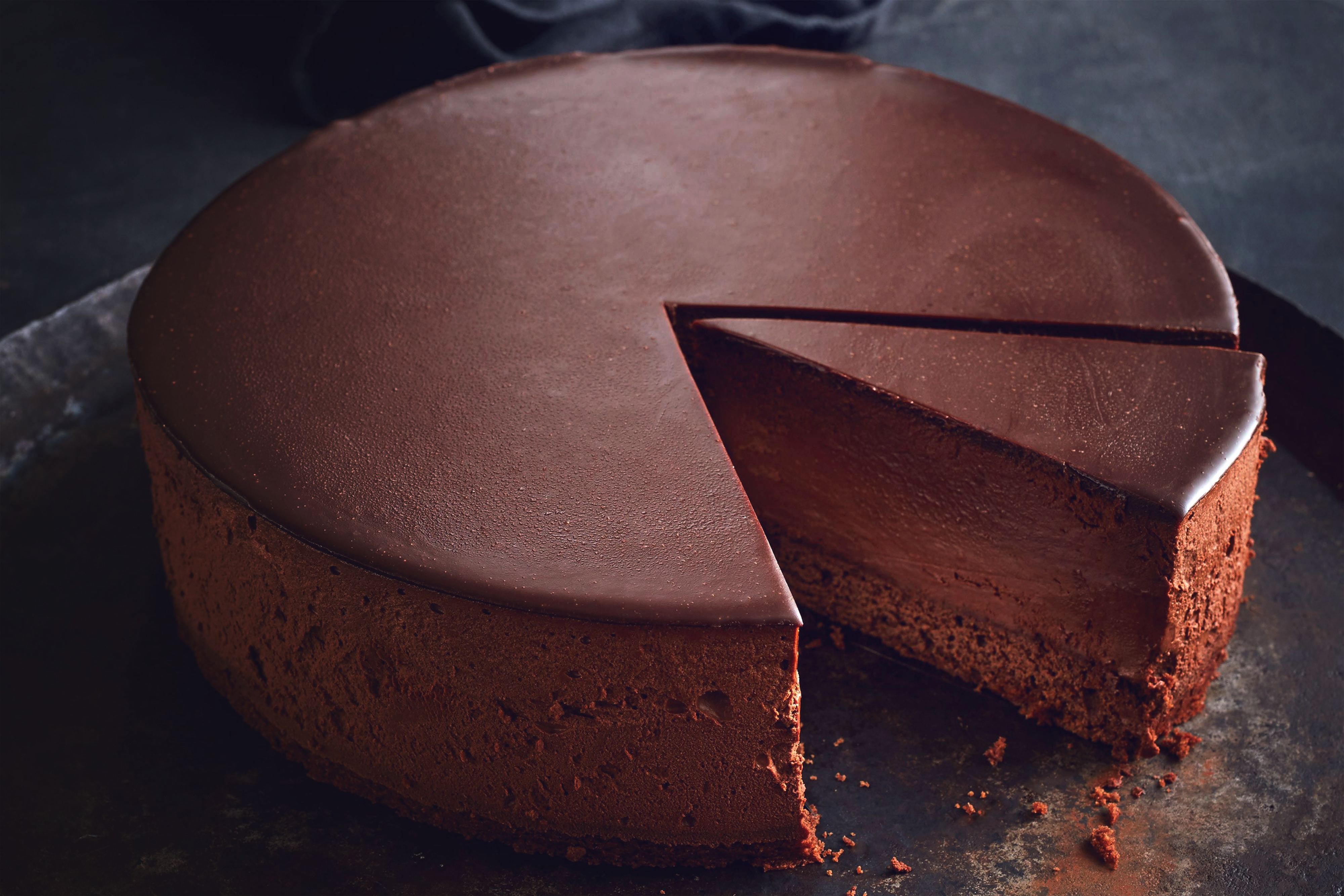 Шоколадный бисквит от шефа. Муссовый торт шоколад. Муссовый торт три шоколада. Муссовый торт Брауни. Торт три шоколада муссовый торт.