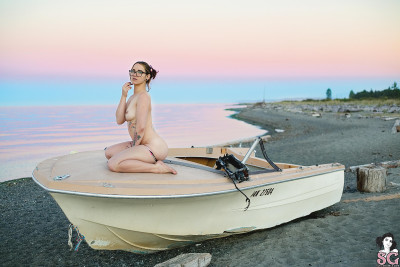 High resolution lossless iPhone retina image Suicide Girl 44 Silvery Ship Wrecked