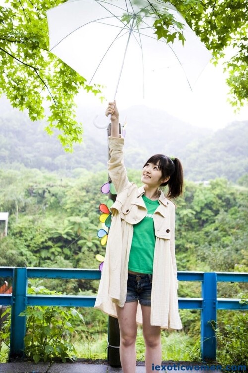 Airi Suzuki 1600